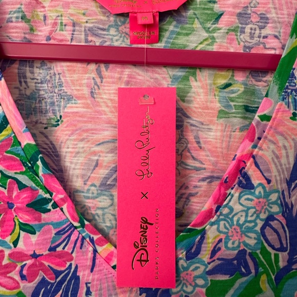 NWT Lilly Pulitzer X Disney Parks Etta V-Neck Tee Disney Dreamin’ MED Limited Ed - Picture 3 of 13